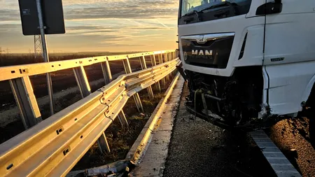 ACCIDENT pe DEx 12, după ce un TIR încărcat cu sucuri a lovit un parapet și a rămas oprit de-a latul șoselei. Traficul spre Craiova, blocat complet