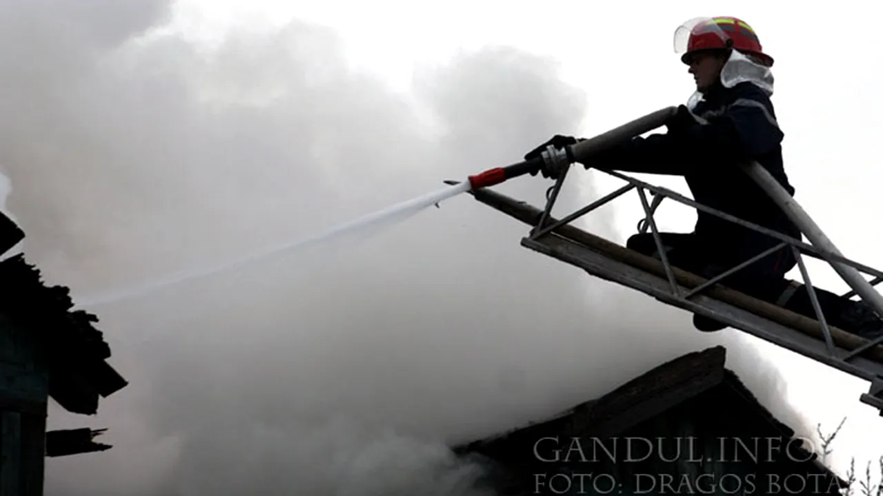 INCENDIU PUTERNIC în CAPITALĂ. ARDE clădirea fostei fabrici Faur