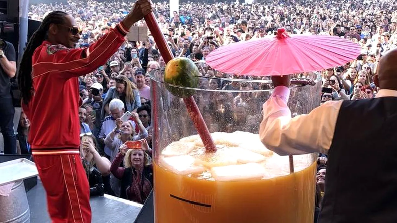 Snoop Dogg a intrat în Cartea Recordurilor, după ce a preparat cel mai mare cocktail din lume