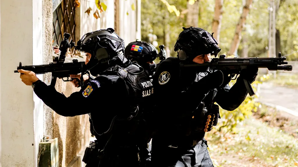 EXCLUSIV | Polițiștii bucureșteni au descins cu mascații în casa unui bucureștean care avea o pușcă de jucărie. Anchetatorii i-au dărâmat poarta