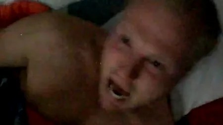 VIDEO. Reacția unui bărbat după ce este trezit din somn de doi prieteni mascați