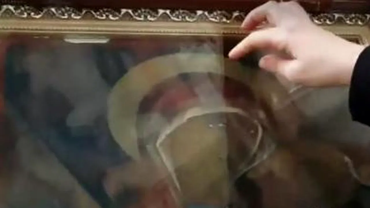 O icoană cu Maica Domnului care LĂCRIMEAZĂ, motiv de scandal la Constanța. TĂNĂSESCU: Credincioșii n-au de ce să se simtă ÎNȘELAȚI