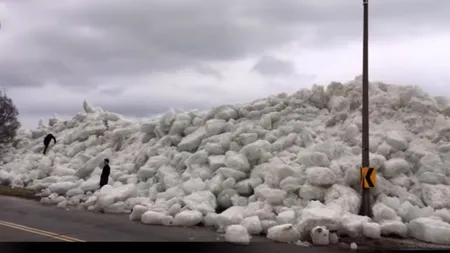 TSUNAMI DE GHEAȚĂ face ravagii. Ziduri înghețate au dărâmat copaci și stâlpi de iluminat