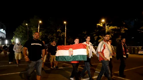 Un microbuz cu suporteri maghiari a fost atacat cu doze de bere la Sighișoara. Poliția face cercetări