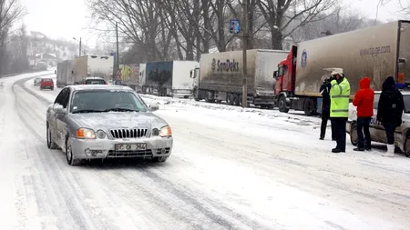 Peste 40 de TIR-uri, oprite în Vama Albița din cauza drumurilor acoperite de polei