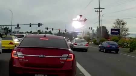 Momentul în care un avion se prăbușește și ia foc, filmat de un șofer în SUA. VIDEO