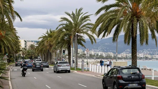 Parlamentul Franței DESFIINȚEAZĂ zonele urbane de emisii auto reduse, dându-i o lovitură președintelui Macron
