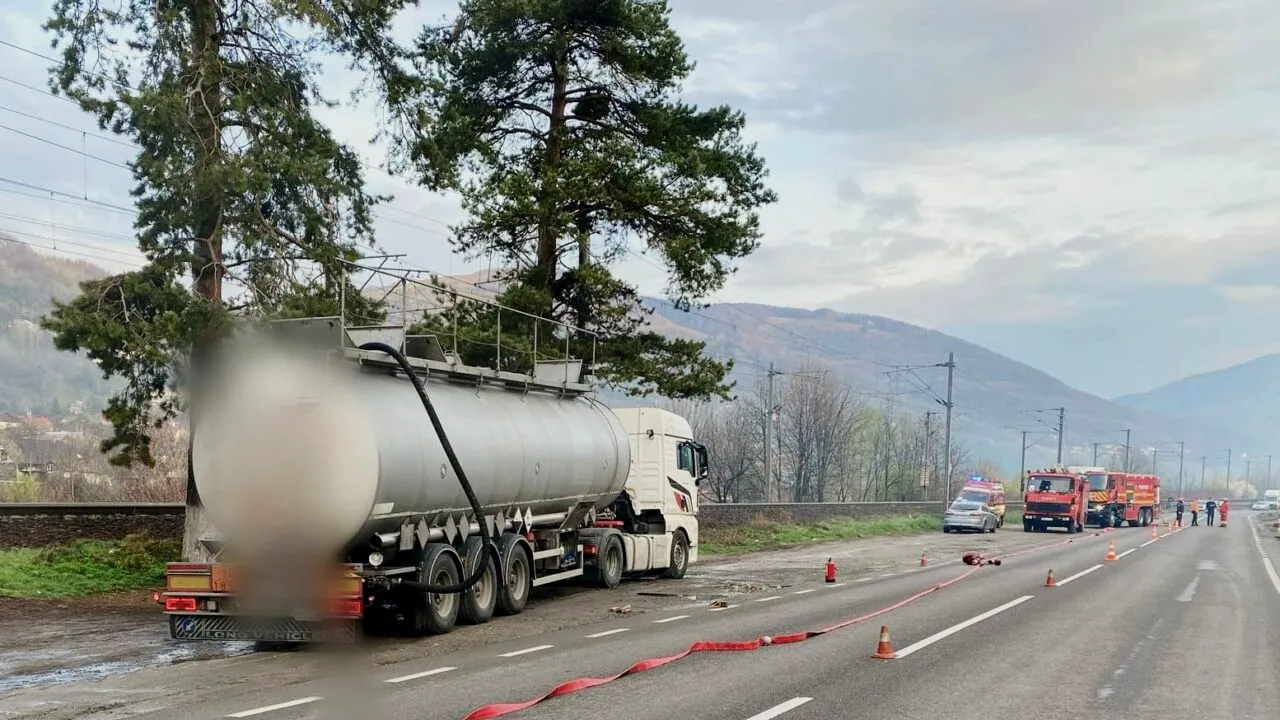 Trafic blocat pe DN1. Pericol major din cauza unei scurgeri de ACID sulfuric dintr-o cisternă. Sunt evacuate persoane - VIDEO