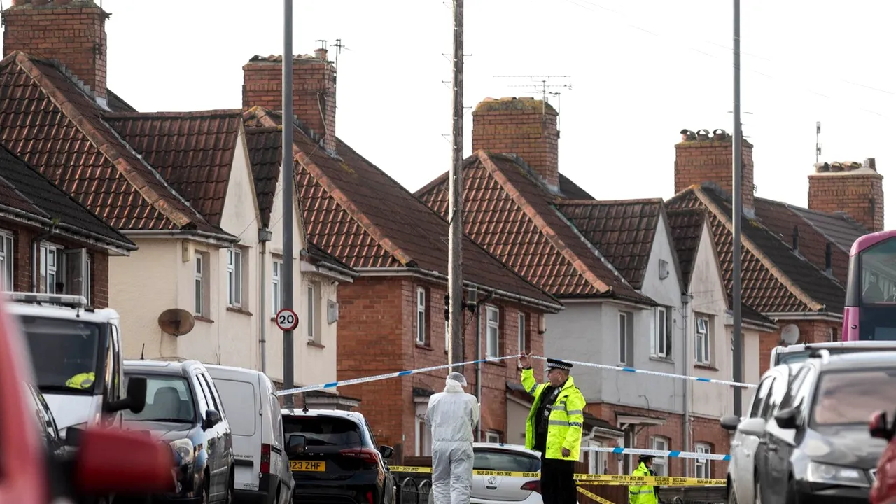 Dublă CRIMĂ, într-un cartier din Bristol. Doi adolescenți de 15 și 16 ani au fost înjunghiați de mai multe persoane / Poliția a reținut doi suspecți