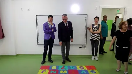 Cîmpeanu și Negoiță, primiți la o grădiniță cu mesajul 