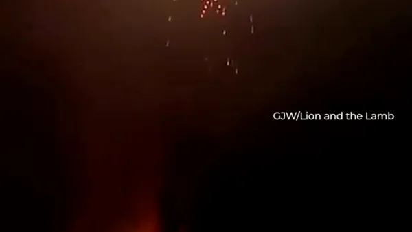 Video. Ploaie de foc într-un oraș din China. Un spectacol de drone a degenerat în haos după o defecțiune. Bucăți de echipament aprins s-au prăbușit peste spectatori. Imediat s-a instalat panica