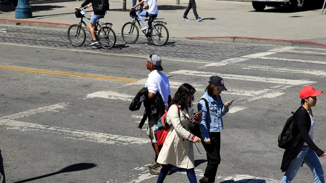 Modificări în Codul rutier. Ce interdicție au pietonii care traversează strada și o nouă limită de viteză pentru bicicliști!