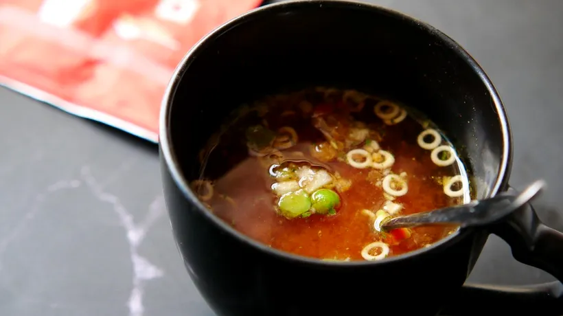 Vești îngrijorătoare despre supa la plic | InfoCons: Are până la 10 E-uri şi până la 12,8 grame de sare. Este mai mult cu 156 % decât doza zilnică recomandată de OMS