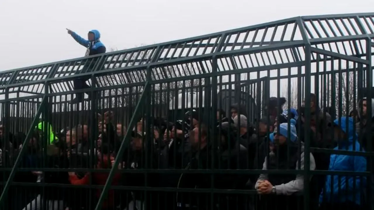 Fanii unei echipe de fotbal, ținuți într-o CUȘCĂ metalică. Siguranța dusă la extrem în Polonia VIDEO