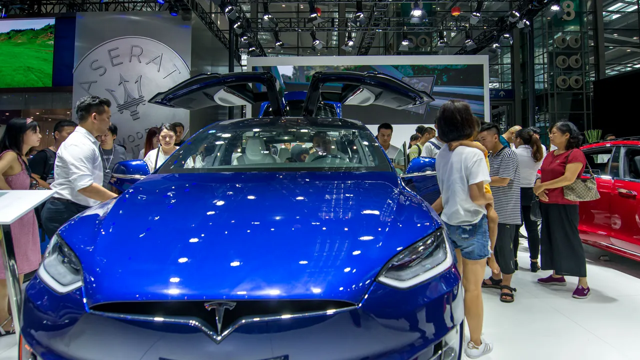 Alianță inedită pe piața auto. Un producător european bate palma cu TESLA