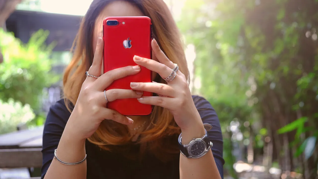 Nouă noi emoji-uri inspirate vor ajunge pe smartphone-ul tău în 2026, inclusiv o față mijită și o murătură. Ce semnificații neașteptate au