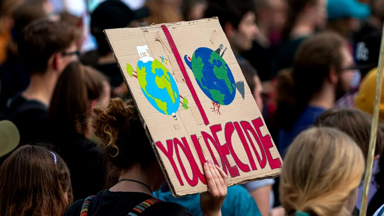 EFECTELE #CORONAVIRUS | Nemulțumire în versuri: ”Nu m-am întors aici de bine, ci fiindcă n-am avut de-ales, am stat cuminte-n carantină, nu vreau, fără un test, să ies!”