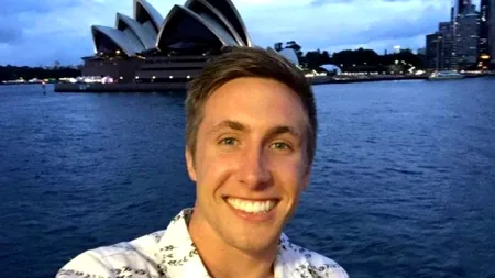 Nu a terminat facultatea, dar a scris patru bestseller-uri și are o afacere care va ajunge la un milion de dolari în 2015