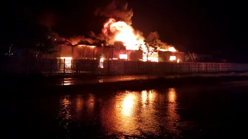 Incendiu violent la un depozit de mase plastice din Bârlad. Pompierii au intervenit cu 13 autospeciale