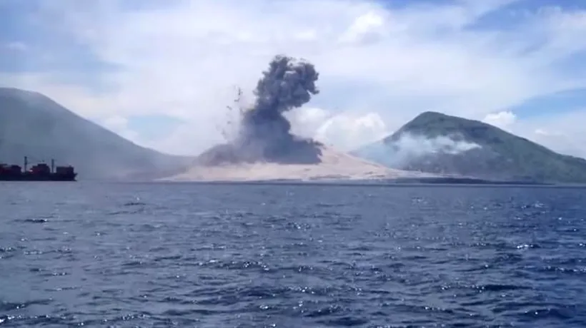 Erupție spectaculoasă a unui vulcan din Papua New Guinee