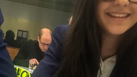 Detaliul pe care mulți nu l-au observat în această fotografie. Cine a apărut la o școală din Marea Britanie