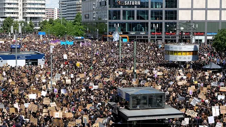 Proteste violente la Berlin. 18 polițiști au fost răniți! Lupte între „Covidiots” și „bunici împotriva extremei drepte”