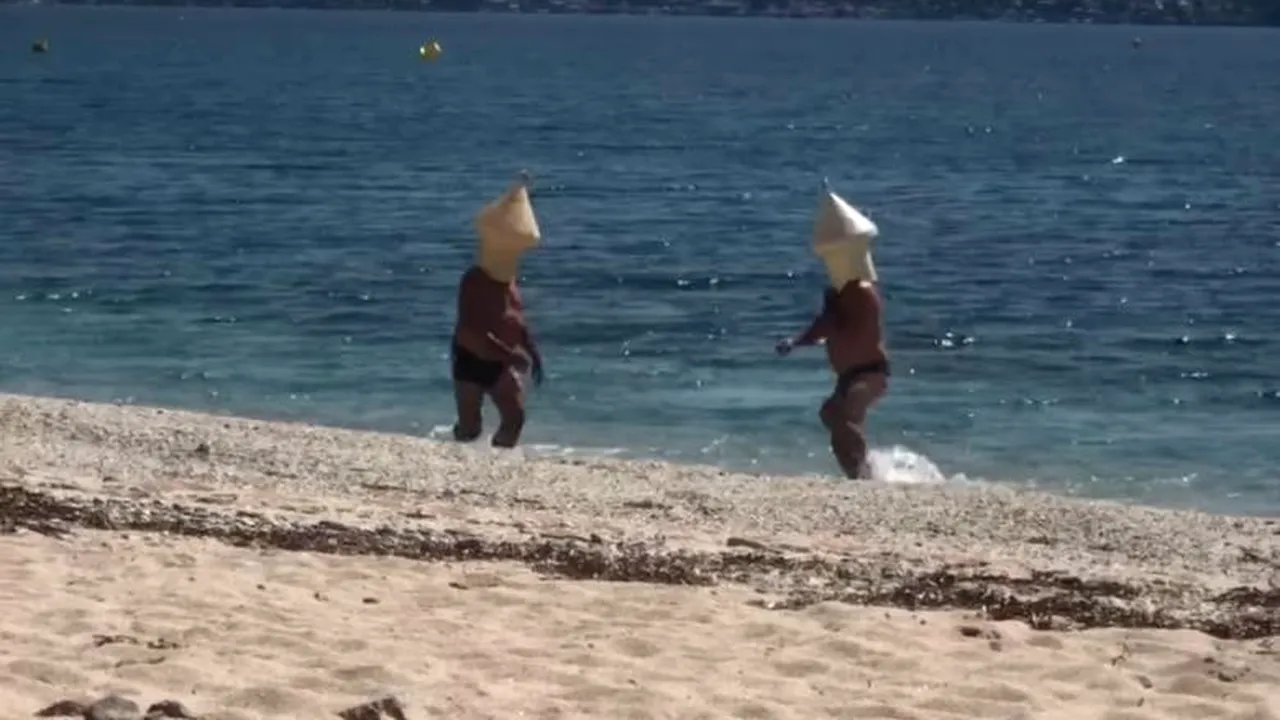 GEAMANDURI UMANE. Metoda a doi bărbați de a face baie în mare neobservați: „Ştiu că nu e în regulă să înotăm în timpul izolării” | VIDEO