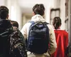 A fost publicat ordinul care le permite elevilor, sub anonimat, să semnaleze abuzuri din școală. Cum funcționează „butonul roșu”