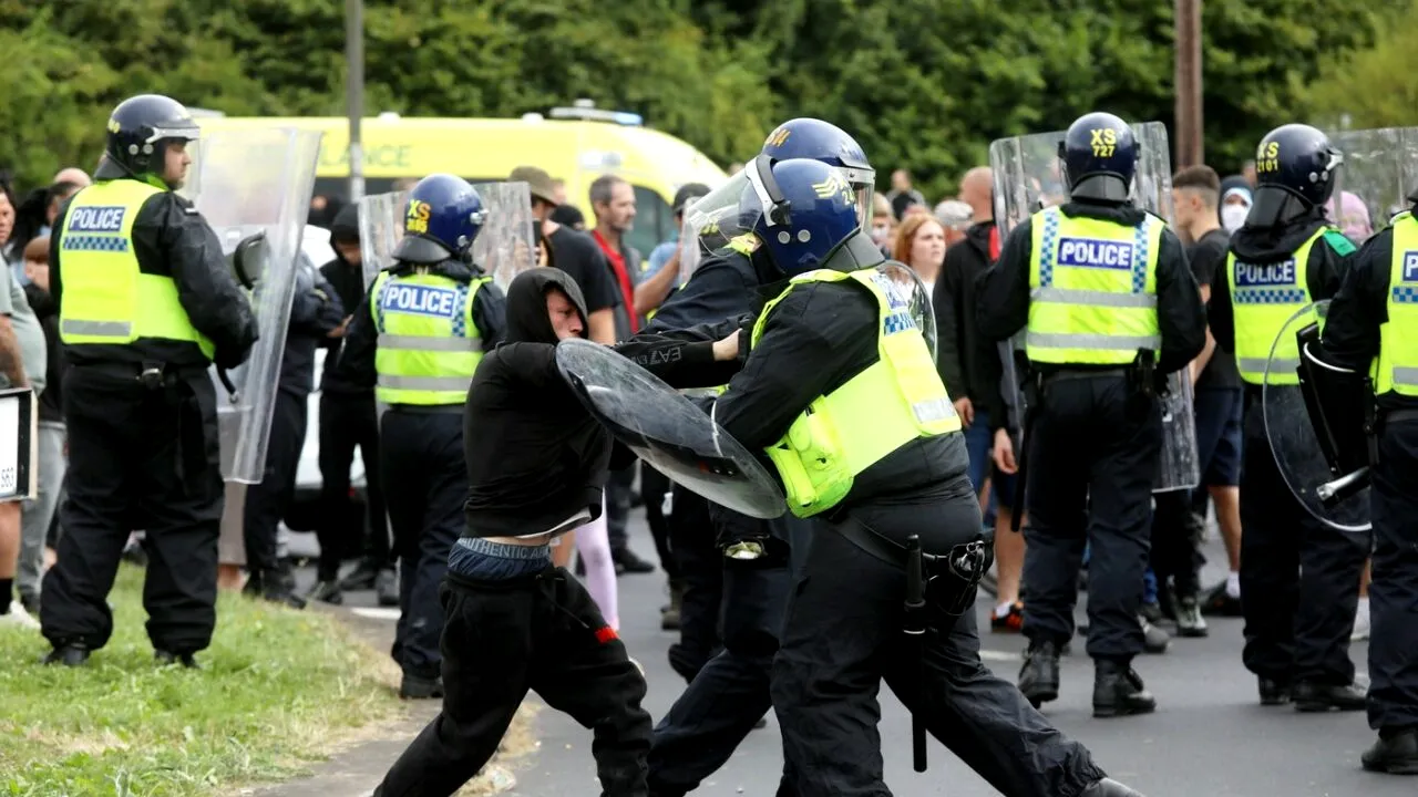 Bloomberg: Autoritățile din Marea Britanie suspectează că ENTITĂȚI STRĂINE alimentează violențele xenofobe