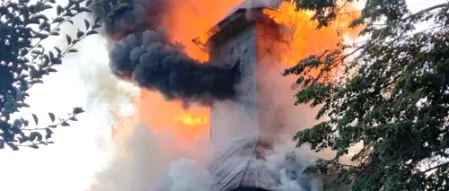 O biserică de lemn din județul Vrancea, monument istoric, a ars în totalitate. Zeci de pompieri militari și civili au intervenit pentru a stinge focul - VIDEO