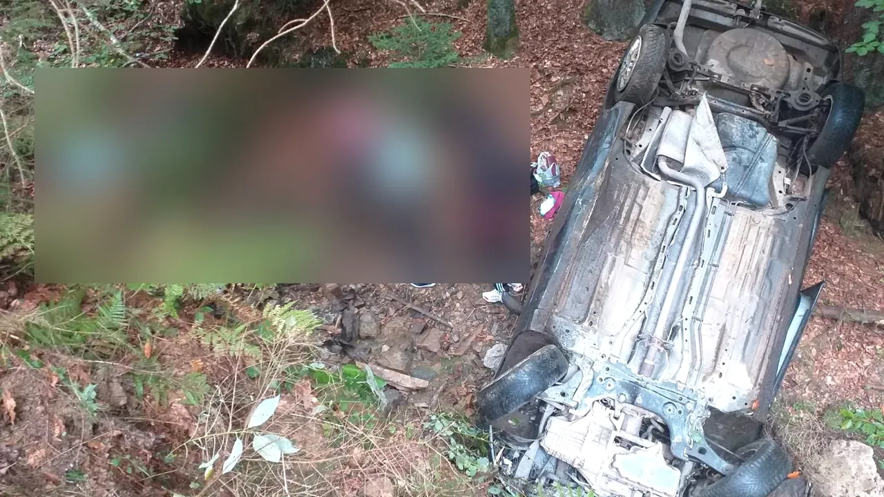 La un pas de tragedie. O familie cu un copil a fost salvată după ce s-a răsturnat cu mașina într-o prăpastie