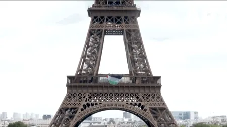 Un drapel palestinian, atârnat pe Turnul Eiffel de către activiști pro-Palestina