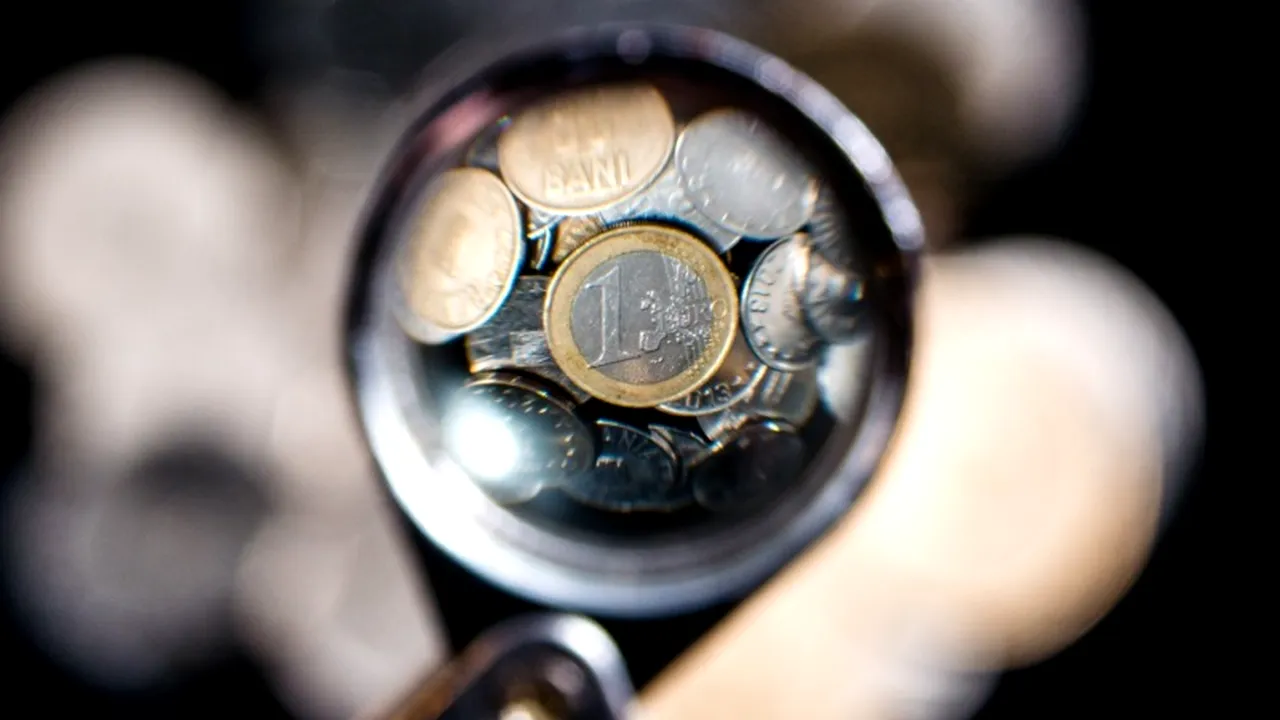 Euro a depășit pragul de 4,5 lei 