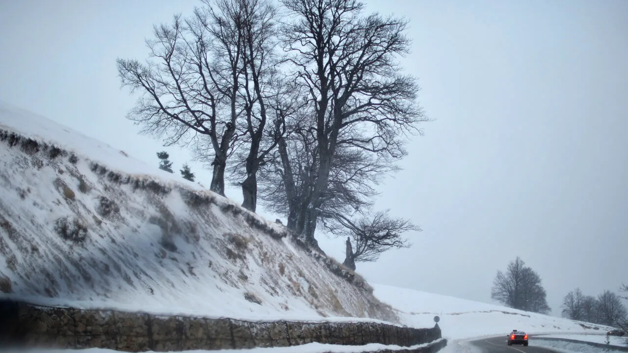Transalpina, drumul închis și IZOLAT de autorități în fiecare iarnă. SOLUȚIA disperată găsită de oamenii de afaceri din zonă