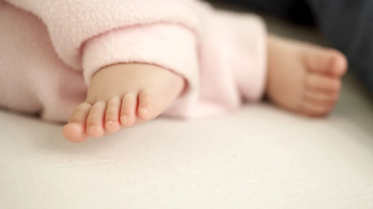 Unde se află locul în care tinerii pot primi 2.500 de dolari, dacă vor să aibă COPII. Așa vor autoritățile să crească natalitatea