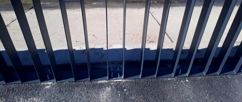 FOTO / VIDEO | Cum arată gardul care a „separat” bucureștenii în două tabere. De la „este sigur pentru copilul meu” până la „arată ca la cimitir” / Ce spune primarul