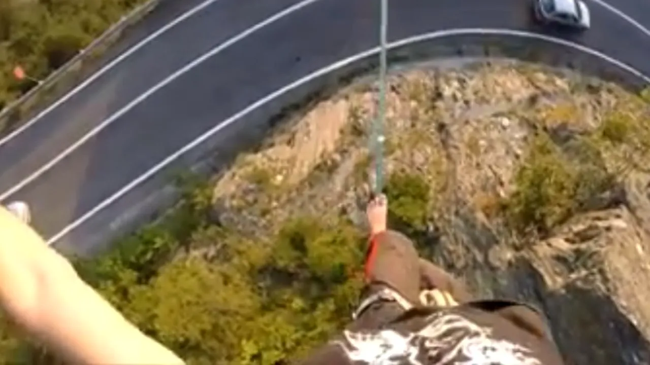 Curaj nebun al unui tânăr din Timișoara: A traversat Transfăgărășanul pe o sfoară de 2,5 cm suspendată la 15 metri de șosea