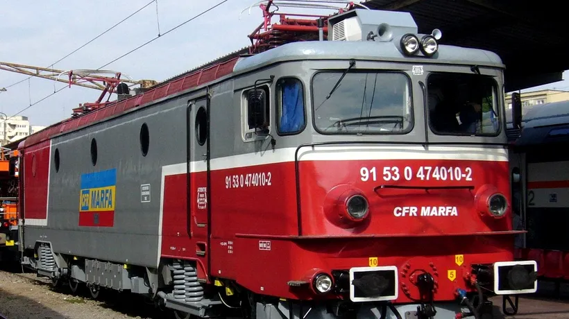 LOCOMOTIVA unui tren de marfă din Dâmbovița, cuprinsă de flăcări. Pompierii au intervenit de urgență