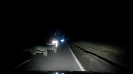Un cal trăgea haotic și pe contrasens un atelaj fără căruțaș, noaptea, pe DN 14 în județul Sibiu! Un șofer a evitat la limită impactul (VIDEO)