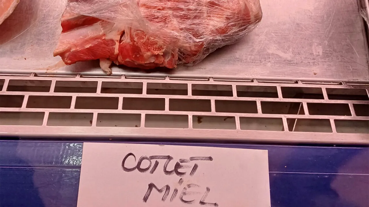 În România, prețul cărnii crește ca benzina. Câți lei a ajuns să coste 1 kg de cotlet de miel, cu o săptămână înainte de Paște
