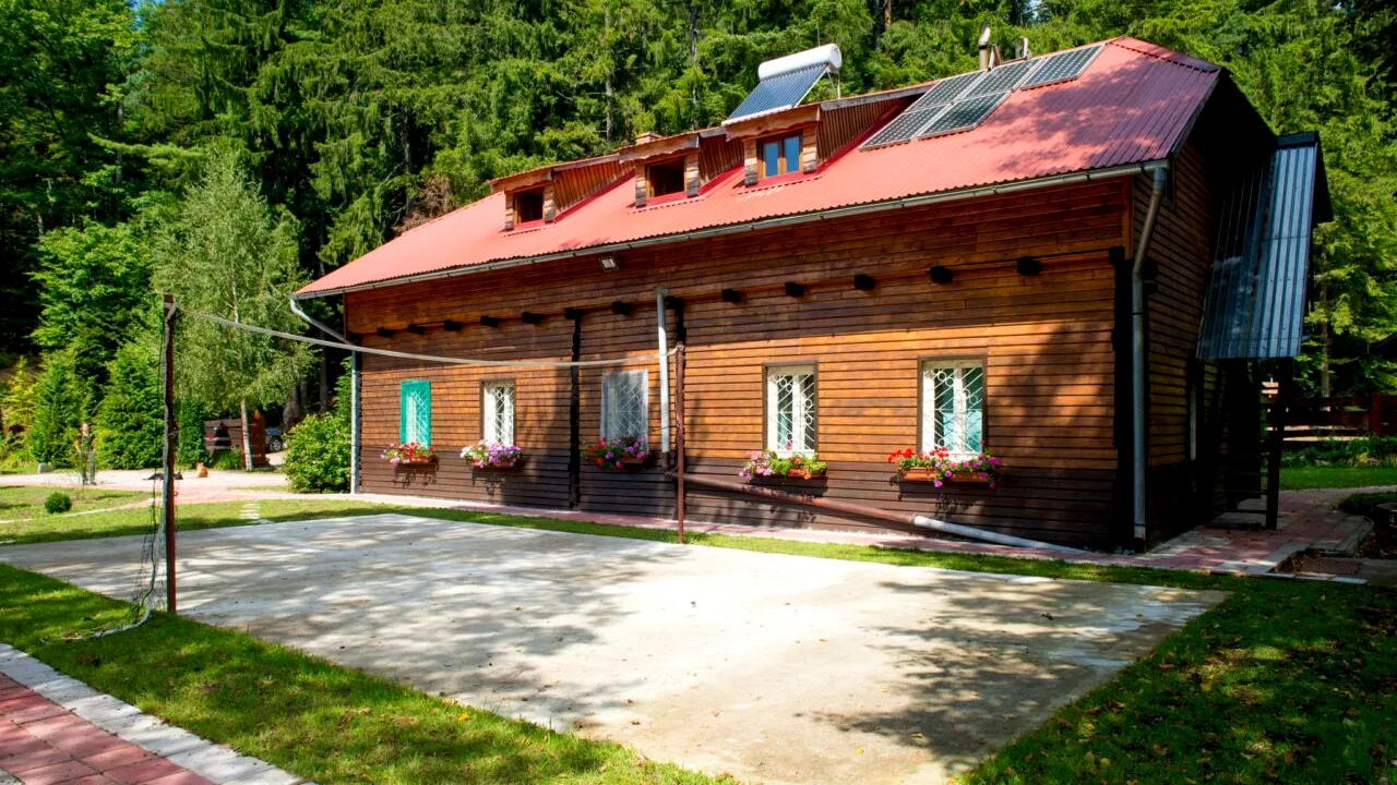 Ca să acopere pierderile uriașe, Romsilva își scoate cabanele pe platforme ca Booking, Airbnb, Expedia și Trip.com