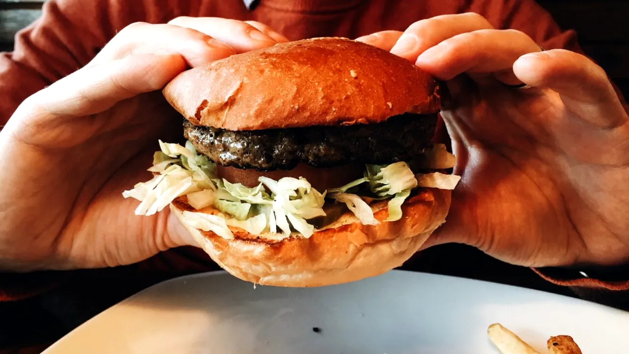 Un tânăr de 30 de ani a ajuns la spital, după ce a consumat un burger de peste 3 kilograme, în 30 de minute. Descoperirea șocantă a medicilor