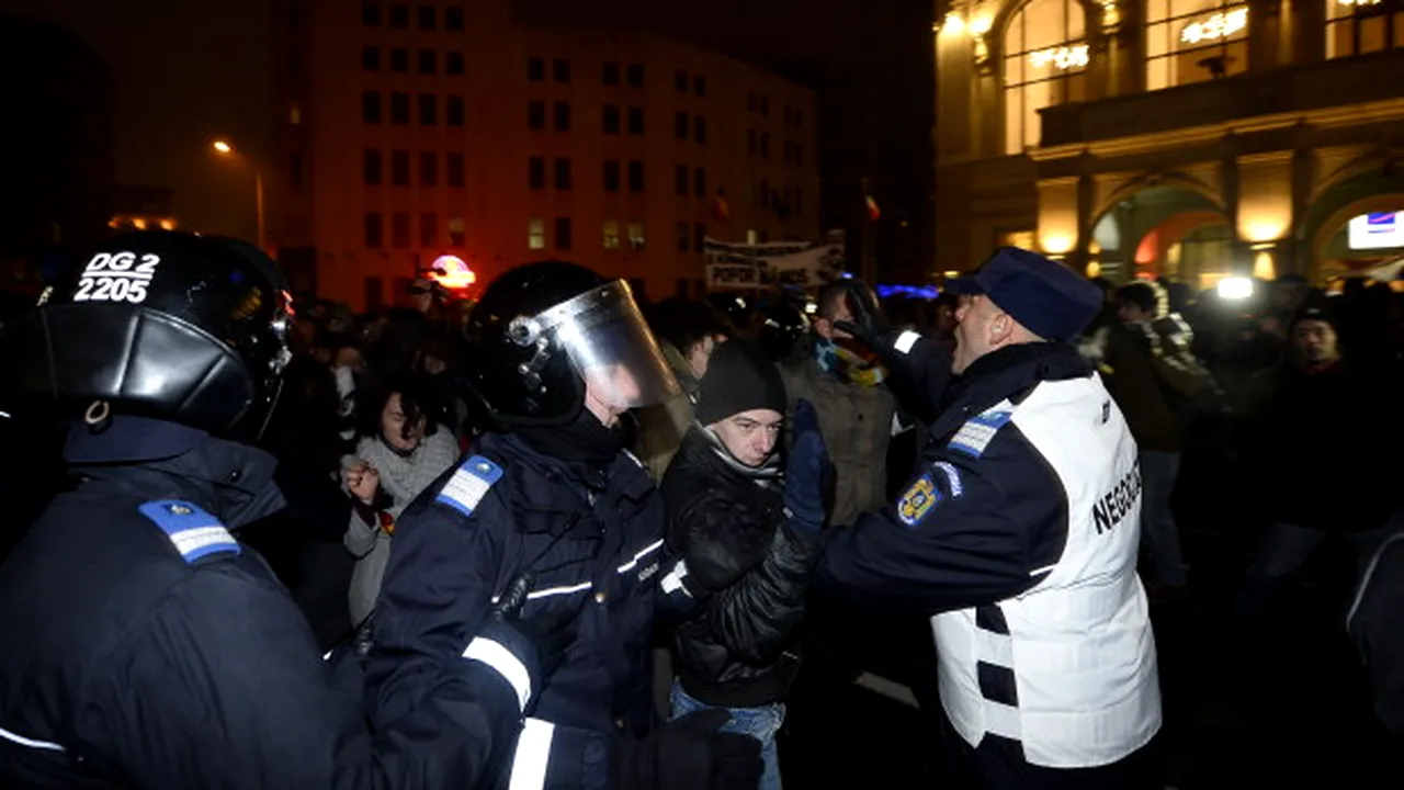 Un jandarm de la protestul din Capitală, atacat de un bărbat. Acesta nu ar fi fost protestatar