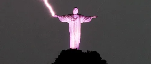 Un fulger a rupt un deget al statuii lui Iisus din Rio de Janeiro. FOTO