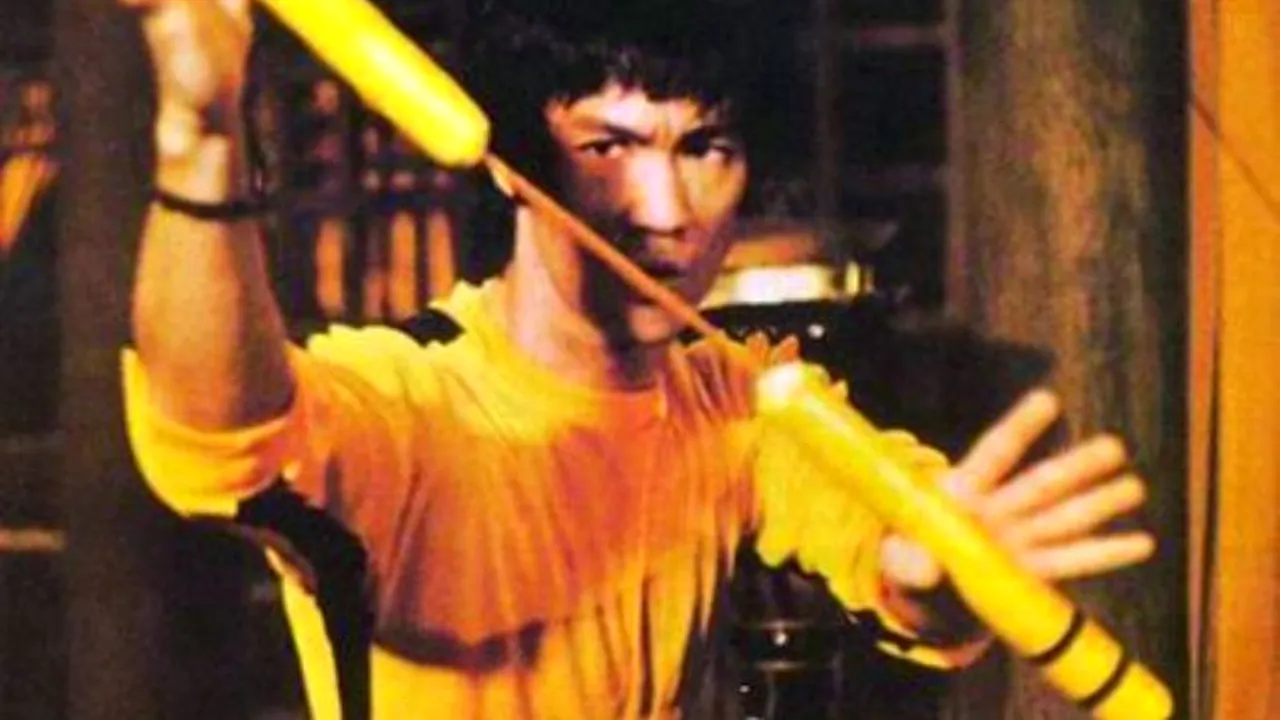 Cu cât s-a vândut combinezonul galben purtat de Bruce Lee în 