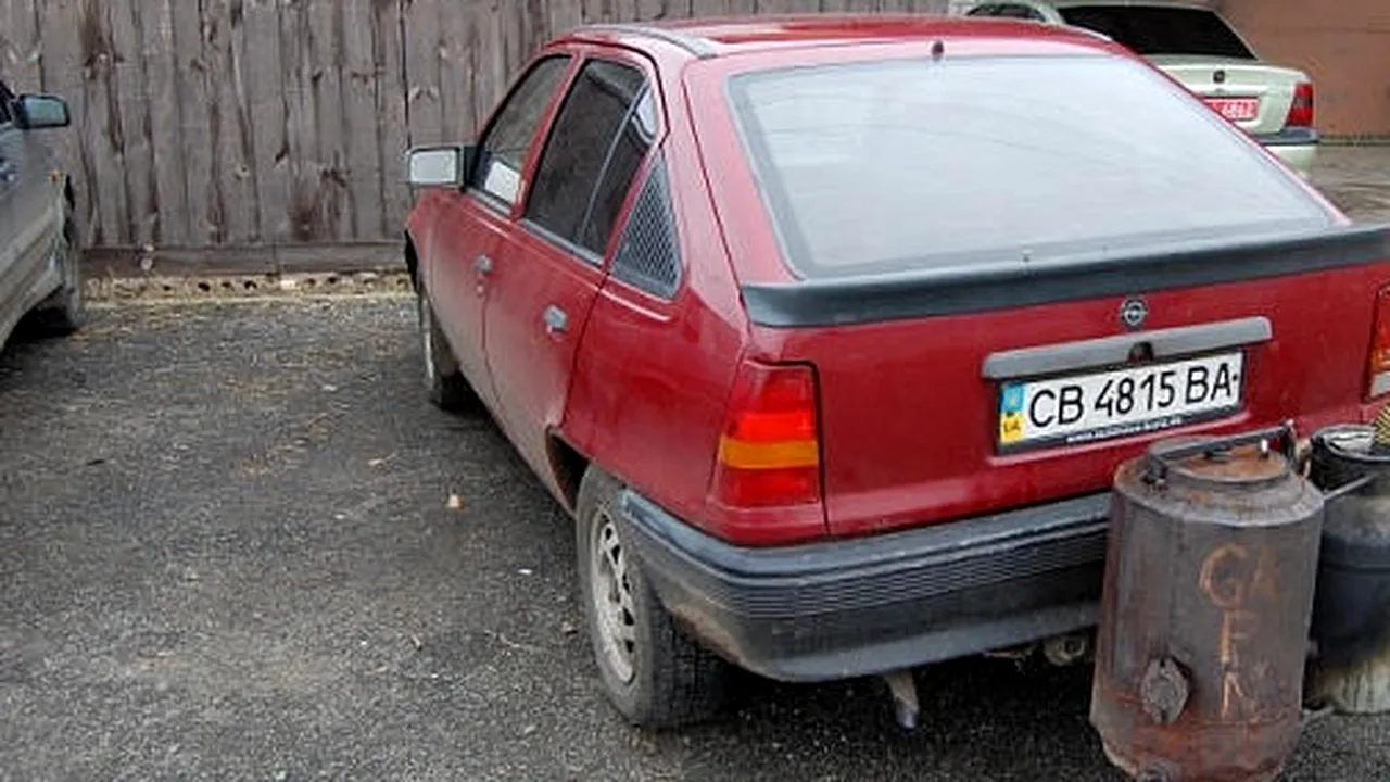 Pentru că benzina e prea scumpă, doi ucraineni au găsit alternativa. Cum funcționează mașina pe lemne