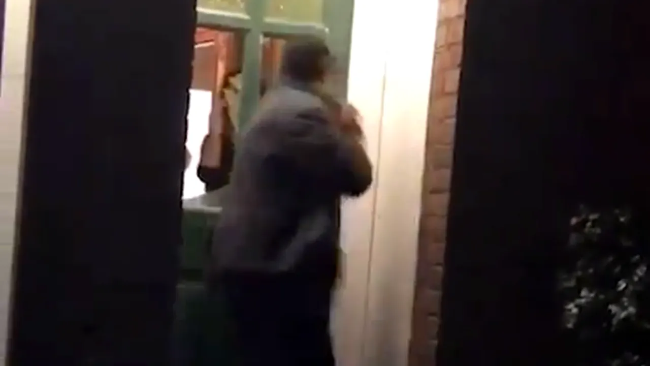 O adolescentă și-a filmat tatăl în timp ce o bătea cu sălbăticie pe mama ei. Imaginile l-au băgat după gratii - VIDEO