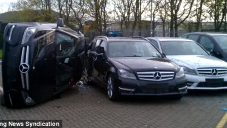 Un britanic a lovit cinci mașini Mercedes dintr-un showroom, provocând pagube de 120.000 de euro