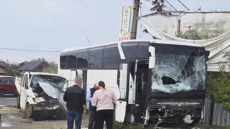 Accident grav în Ciolpani, pe Drumul Național 1, între un autobuz cu 37 de persoane și o autoutilitară. Cele 2 victime încarcerate au fost extrase