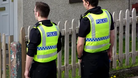 Cine este femeia care a dormit CINCI ani lângă cadavrul fratelui ei. Polițiștii, șocați de ce au descoperit în „casa ororilor”